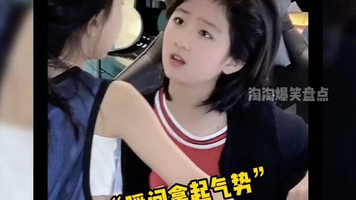 Sự áp chế từ huyết thống của chị gái, nhìn là biết ngay là chị ruột.