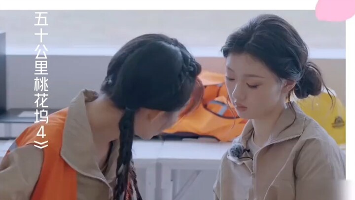 Shan Yichun casually naps wherever she happens to be, and Meng Ziyi immediately pulls out her phone 