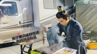 [Wu Lei] Kru serial TV "Moonrise Over the Sea" memanggang tusuk sate, diproduksi oleh Jenderal Ling 