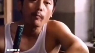 Cô gái phát hiện phòng tắm bị rò rỉ nên đã liên hệ với một kỹ thuật viên trực tuyến để đến sửa chỗ r