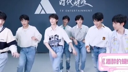 #Thử thách nhảy nhóm nhạc nữ ngẫu nhiên của Thời Đại Thiếu Niên Đoàn đến rồi# Mã Gia Kỳ: Thầy cô cũn