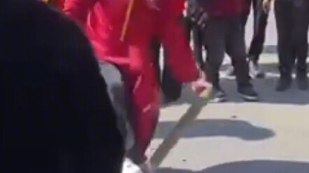 Ngày 9/1, tại Qiannan, Quý Châu, đội phù rể phải chặt củi mới được đón dâu, mất hơn chục phút mới “q