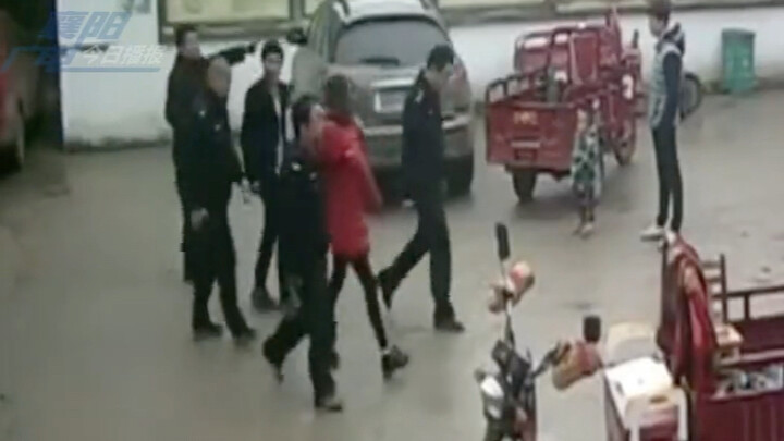 Nữ khách đến đồn công an làm thủ tục thì trộm luôn điện thoại của cảnh sát; cảnh sát xem lại camera 