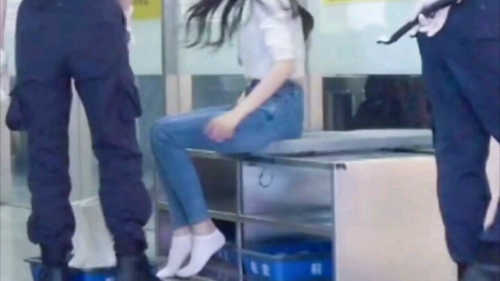 机场脱靴检查是必经阶段