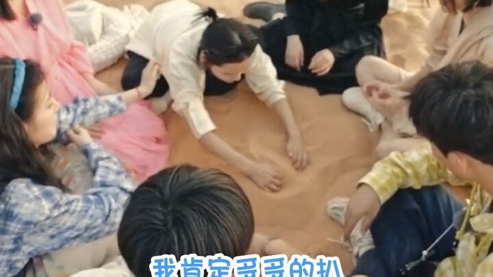ช่วงที่แก๊งสาวดอกไม้เล่นโกยทรายนี่สนุกสุดๆ เลย ชวนให้นึกถึงวัยเด็กแบบสุดๆ