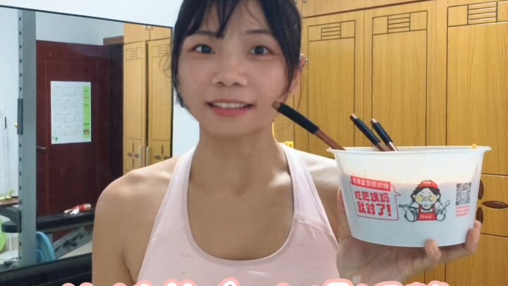 ท้ากินบะหมี่เลือดหอยด้วยมือเดียว