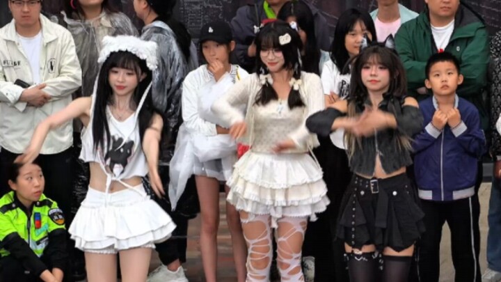 การเต้นแบบสุ่มของ Yutong Miaomiaojiang ในเพลง "Magnetic" นั้นไพเราะจริงๆ