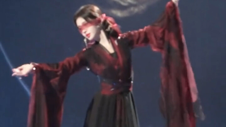 Huh? You’re telling me she’s this gorgeous and just tosses on a scrunchie before hitting the stage? 