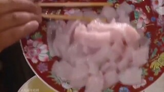 小伙不小心将鱼肉掉进油里，岂料下一秒一道绝世美味横空出世。#关注我一起追剧 #下饭剧 #食神 #郑则仕肥猫 #回忆老剧。。。。影视解说