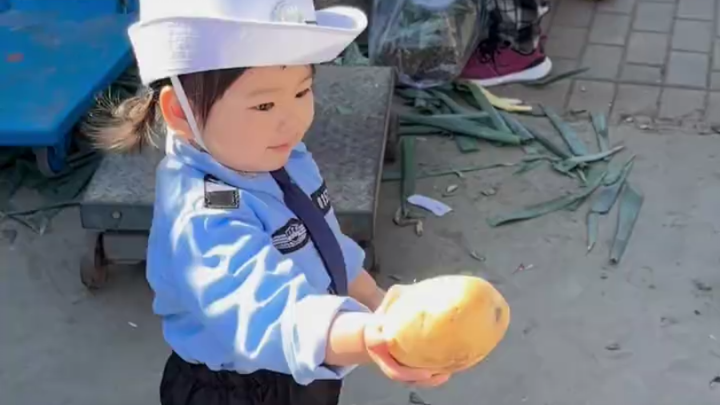 I finally understand why the vegetable shop auntie likes her.