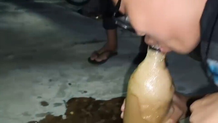 JANGAN DITIRU, PEMUDA INI NEKAT TANTANG SEMBURAN SODA MENTOS PAKE MULUT DAN LIHAT APA YANG TERJADI K