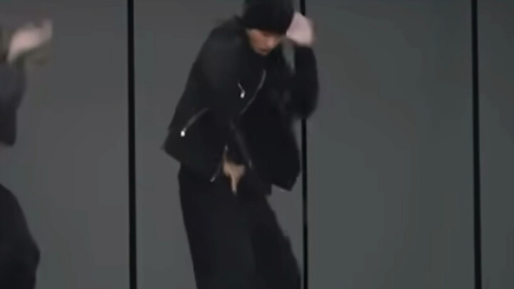 Nhảy còn không bằng họ, huống chi là hát – giọng ca chính vừa hát vừa nhảy xuất sắc!