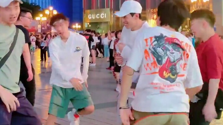 ใครก็ได้ช่วยคิดวิธีหน่อยได้ไหม ฉันก็อยากรังแกพวกเขาเหมือนกัน