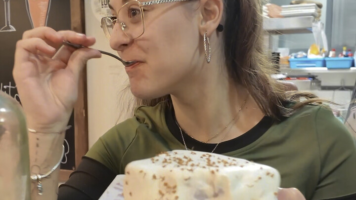 Apa reaksi orang asing saat pertama kali makan kue berbahan dasar lumpia talas?