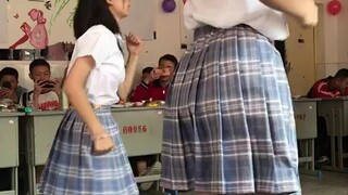 Khi một cô gái ngoan nhảy "Ừ được rồi!" trong lớp...