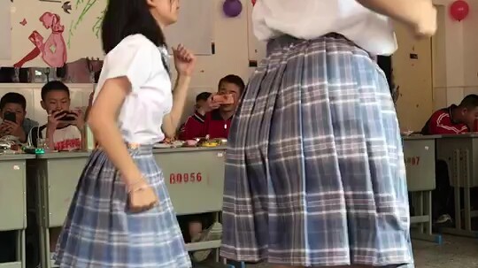 Ketika seorang gadis baik menari "Ya oke!" di kelas...