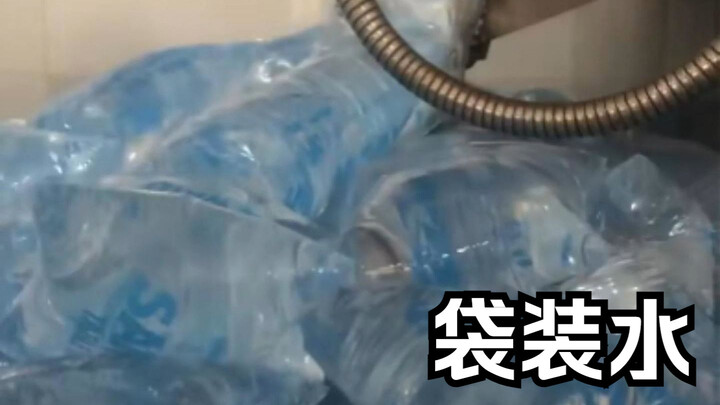 Giải đáp ngắn gọn: Bạn có biết tại sao nước đóng túi kiểu này lại phổ biến ở châu Phi không?