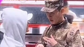 兵哥哥：“你想吃我给你一串 别整这死动静” “网友：笑死了 他还抱了个最帅的