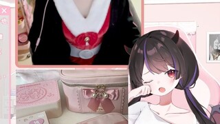 Gadis cantik Korea menyalakan kamera dan dengan malu-malu memamerkan pakaian Natalnya