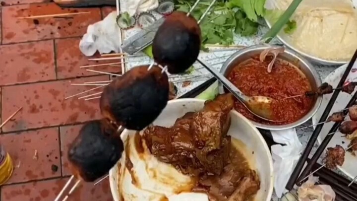 ระหว่างกิจกรรมทีมของบริษัท หัวหน้าอาสาเป็นพ่อครัวย่างหลัก แต่หนุ่มคนนี้ยังลังเลอยู่ว่าจะกินดีไหม พอเ