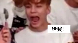 Nếu trẻ muốn ăn, hãy đưa hết đồ ăn cho trẻ! Nhét hết vào miệng trẻ!