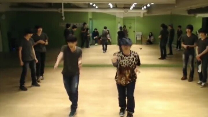 【SEVENTEEN】Tarian kolaborasi Dino dan ayahnya, ternyata inilah kekuatan genetik!