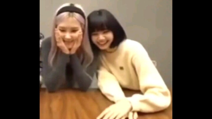 [Chaelisa] LaLisa being super attached or staring lovingly