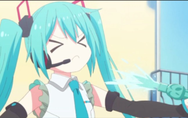 "Miku-chan wajahnya disemprot dengan soda~"