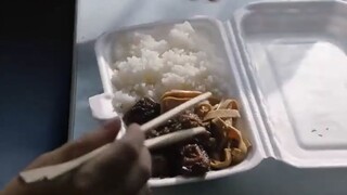 火车盒饭5元一份，战士们不舍得吃，军嫂自费买20盒不留名