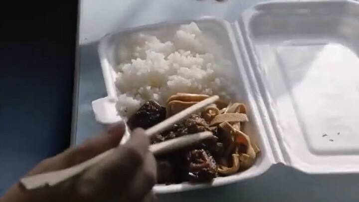 Kotak makan siang kereta harganya 5 yuan tiap buah, tetapi para prajurit enggan memakannya. Istri pr