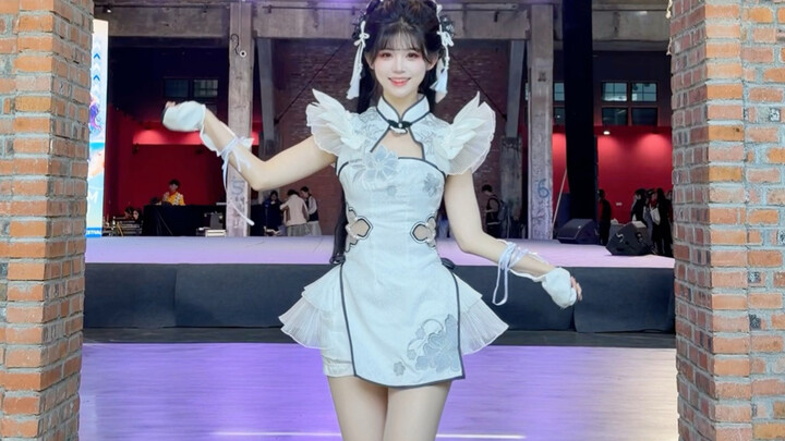 Dual pigtails and long legs—Extreme Bliss Pure Land is back again!