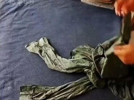 The man ironed a very wrinkled piece of clothing and immediately felt the熨斗's effectiveness.