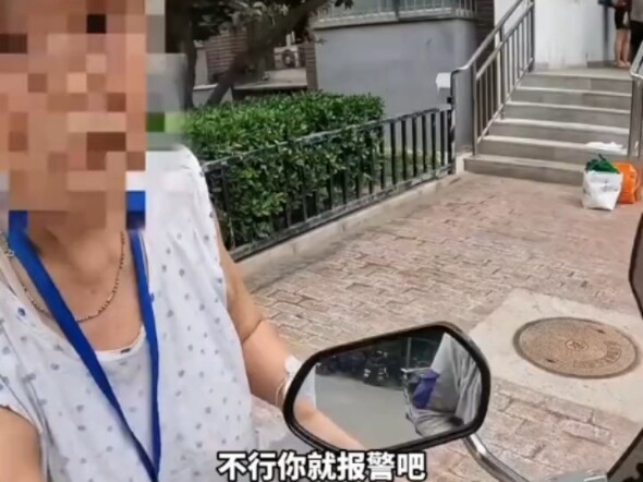 An elderly man blocked the road, accusing a man of stealing a chair. Police visited his home and unc