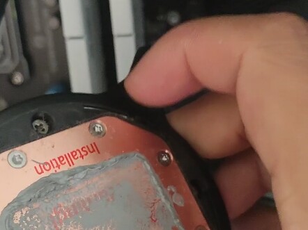 Tentang mengapa suhu CPU saya tetap tidak turun meski telah memasang sistem pendingin cair.