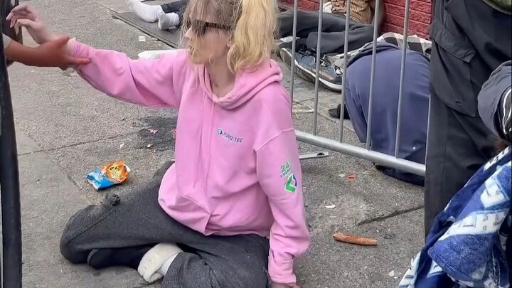 Quay thực tế trên đường phố Mỹ: Gặp gỡ cô gái vô gia cư đầy khí chất