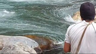 cast netting in Nepal | himalayan trout fishing with handmade cast net |