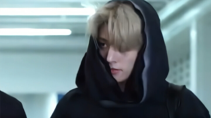 Khi ENHYPEN đi sân bay, bản nhạc nền trong đầu tôi…