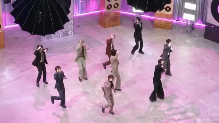 สมาชิกวิ่งหลบฉากกันทั่วทั้งเวที