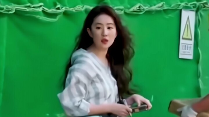 Xu Hongdou mengirim angpau, sambil bermain-main akhirnya sampai syuting drama [Liu Yifei]