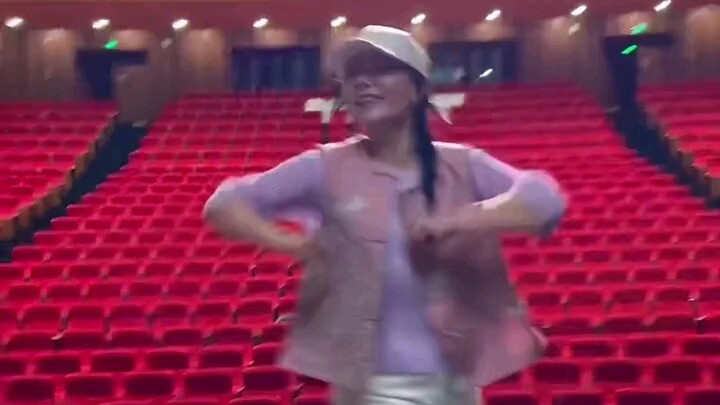 المعلمة قونغ ليننا ترقص على أغنية "Psychic" لتشانغ يي شينغ