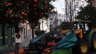 في شوارع فالنسيا بإسبانيا، سيارة مخصصة لجمع البرتقال