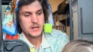 父女俩玩过家家，爸爸负责扮演刻薄的服务员，还特意贴了个超长“美甲”