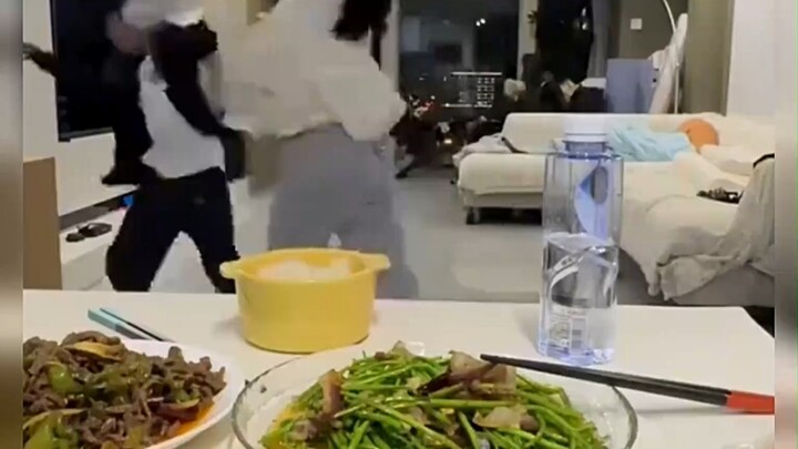 Kakak dan adik lagi berantem, ibu santai makan—dalam 30 menit pasti sudah rukun lagi.