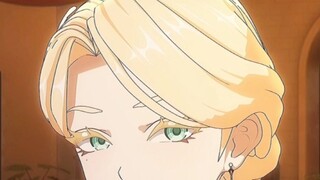 I didn't expect that the beautiful lady is actually a foodie who eats even the tableware~