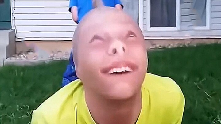 Teman sekelas: Kamu mau membuatku mati tertawa ya? Hahaha, aku nggak tahan lagi nih