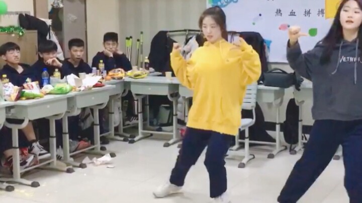 Các Minions lại ở đây! Cô ấy đến với đám tang tình yêu!