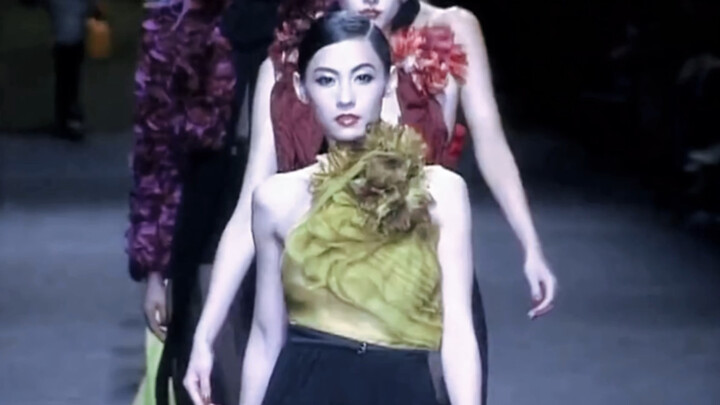 This lady is truly amazing—after her divorce, she walks the runway with a commanding presence that s