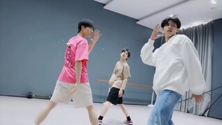【朱志鑫  苏新皓  余宇涵】我说三楼谁还有能扭过他们三个？