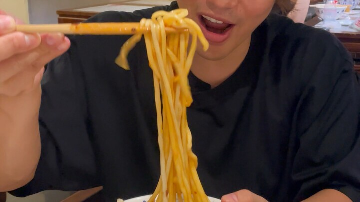 When you come to Beijing, you have to eat a bowl of authentic zhajiangmian (fried bean paste noodles