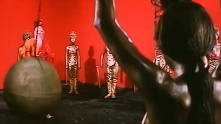 Classic Taiwanese film: Shaolin Temple recruits laywomen disciples, who are battered daily by massiv